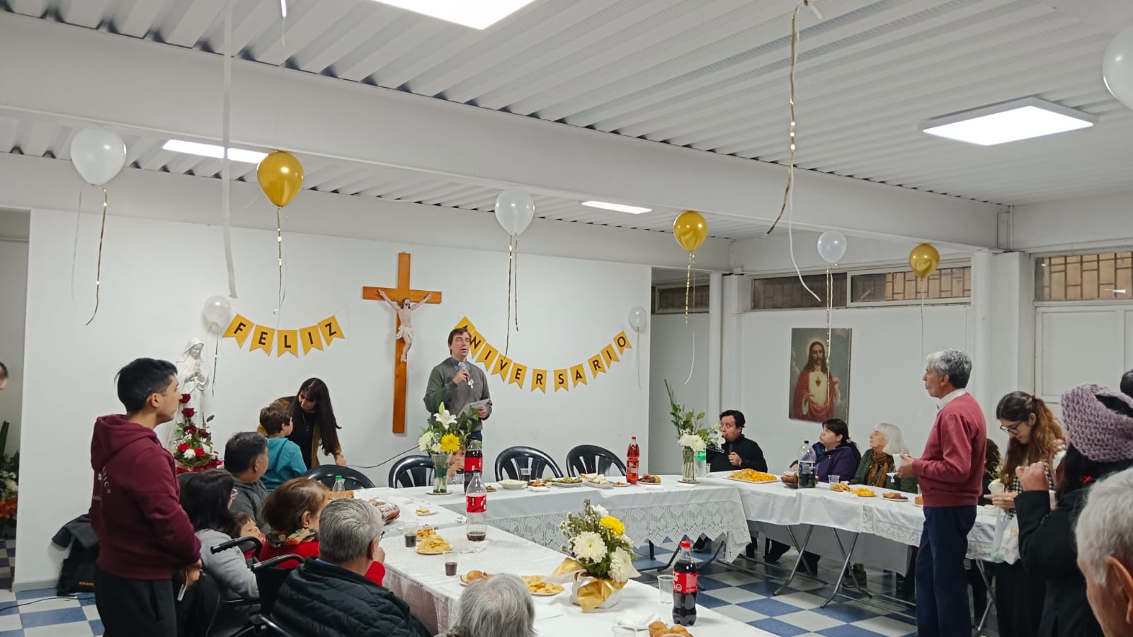 Aniversario sacerdotal del padre Pablo en la capilla